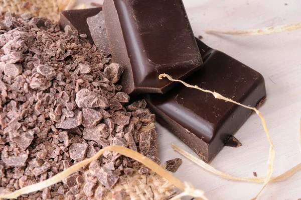 Portions of artisan chocolate and chunks close up top view — Stockfoto