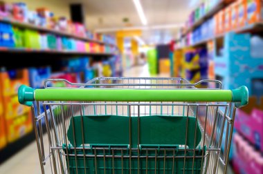 Alışveriş sepeti süpermarket koridor arka görünümü
