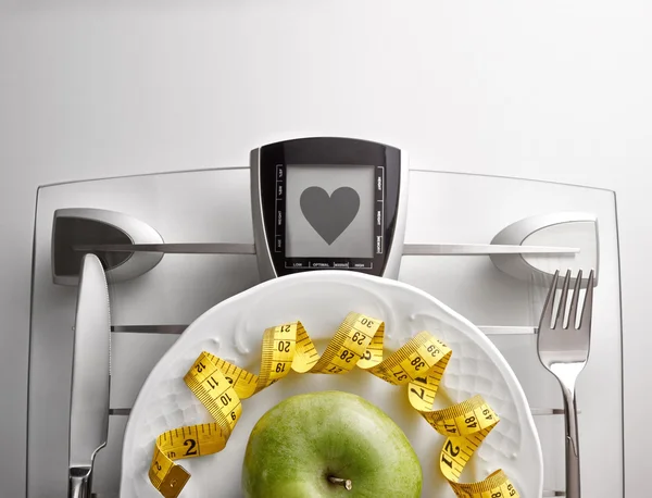 Conceito comida saudável na mesa com fecho de mensagem de coração de maçã — Fotografia de Stock