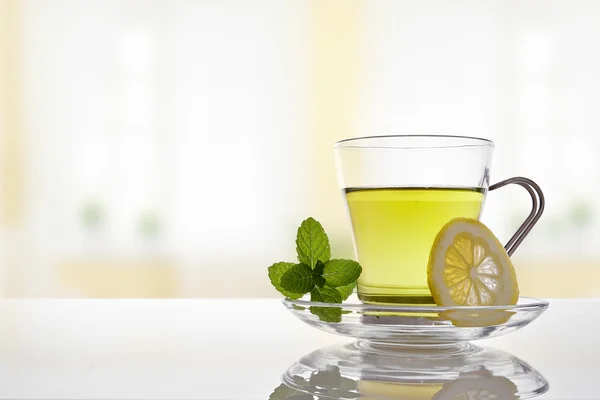 Taza de té verde con vista frontal de menta y limón — Foto de Stock