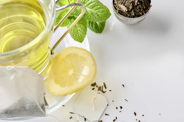 Té verde con menta y limón con bolsa de té en primer plano — Foto de Stock