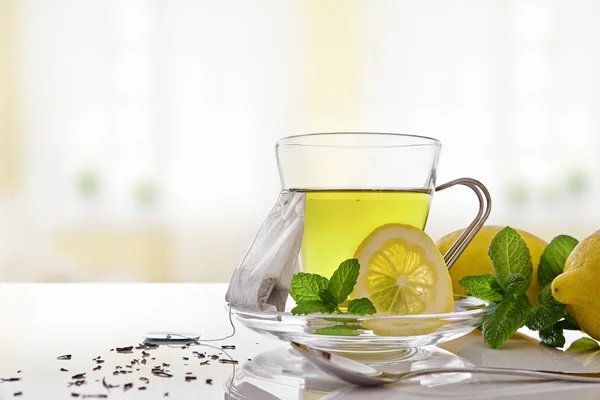 Té verde con menta y limón con vista frontal de la bolsa de té — Foto de Stock