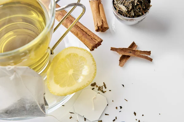 Yeşil çay ile tarçın ve limon Üstten Görünüm — Stok fotoğraf