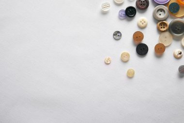 Arka plan beyaz kumaş çapraz takım üst giyim düğmeleri