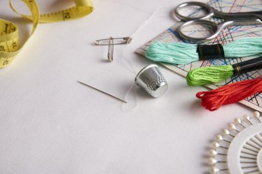 Beyaz kumaş üzerine nakış için kompozisyon araçları yakın çekim