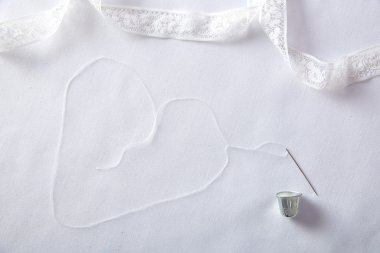 Bir kalp oluşturan iş parçacığı iğne iplik