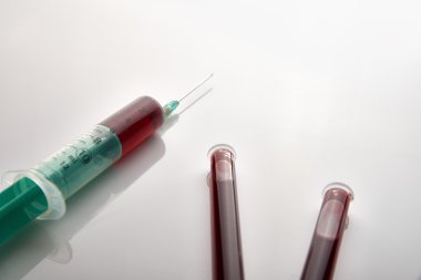 Şırınga ve yükseltilmiş görünümü örnekleme kan tüpleri