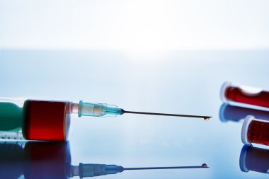 Şırınga ve şişeleri ile kan örnekleme açık mavi görüntülemek