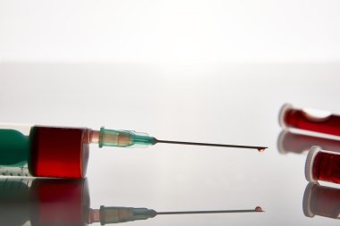 Şırınga ve Önden Görünüm örnekleme kan tüpleri