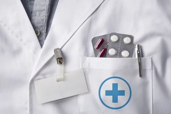Klänning läkare med piller och identifiering tag tomt — Stockfoto