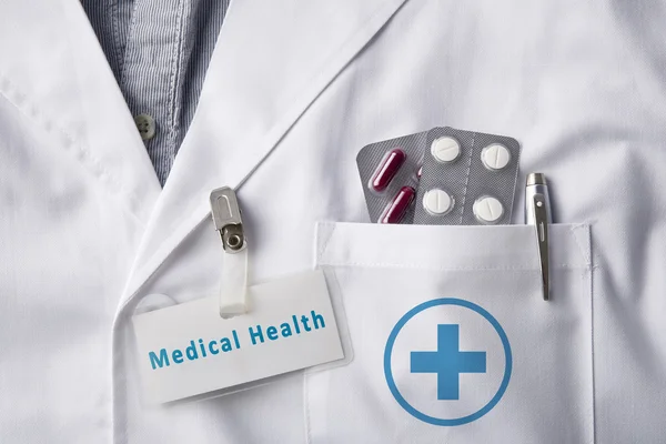 Klänning läkare med piller och identifiering tag medicinsk hälsa — Stockfoto
