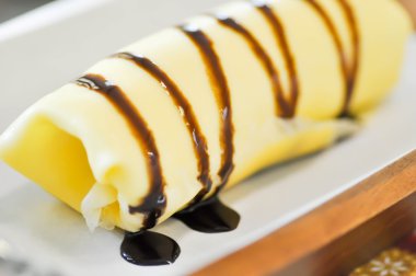 bulanıklık arka planda çikolata tepesi ile krep rulo