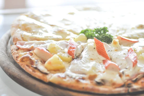 Plato de pizza hawaiano — Foto de Stock