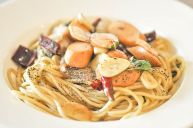 acılı spagetti, sosis spagetti arka plan bulanıklık