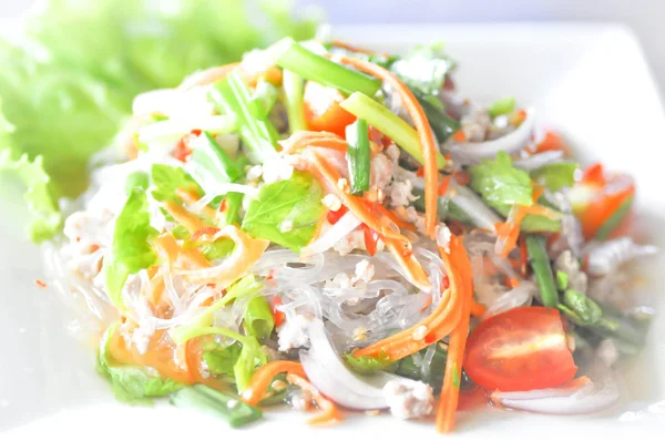 Ensalada picante de fideos de vidrio, comida tailandesa —  Fotos de Stock