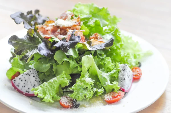 Salade de légumes au bacon — Photo