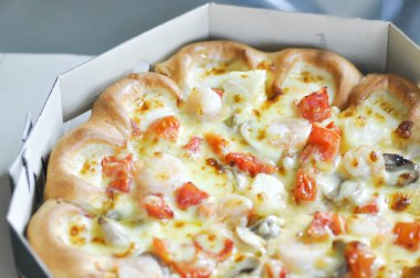 masanın üzerinde pizza kutusu