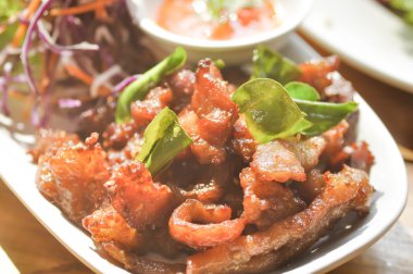 Sebze soslu kızarmış domuz eti