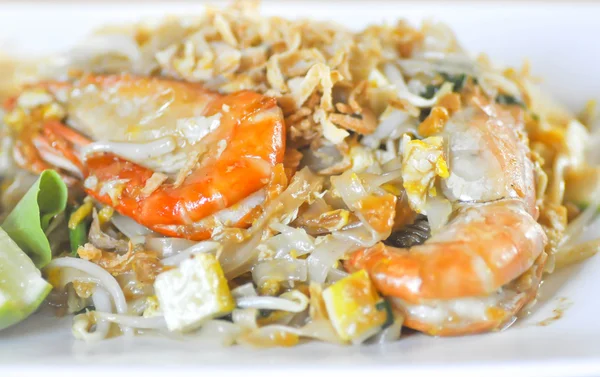 Fideos fritos con camarones y verduras — Foto de Stock