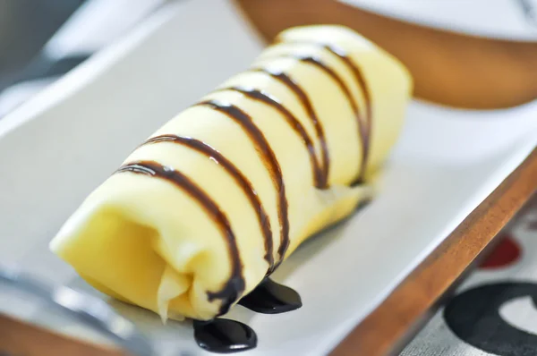 Crêpe rollen met chocolade topping schotel — Stockfoto