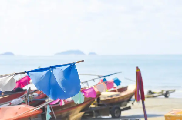 Spiaggia, barca e cielo sfondo — Foto Stock