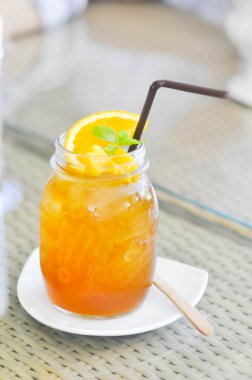 glas van iced citroenthee 