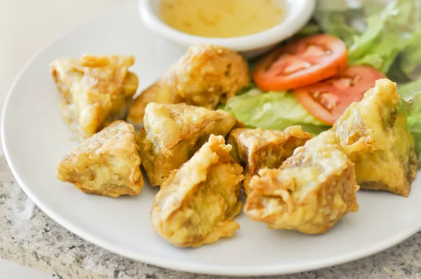 Kızarmış taro tabak sebze ile