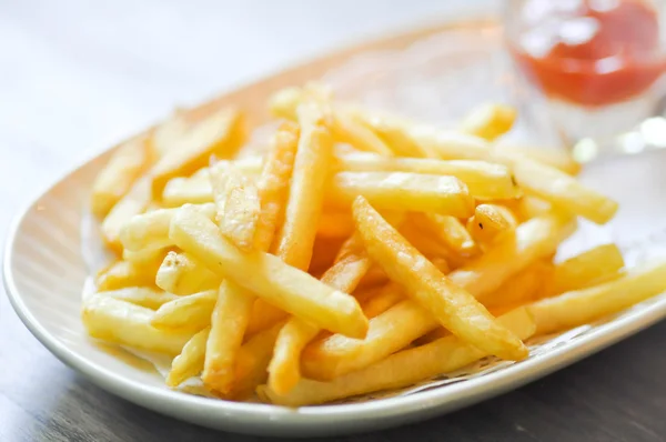 Prato de batatas fritas e molho de ketchup — Fotografia de Stock