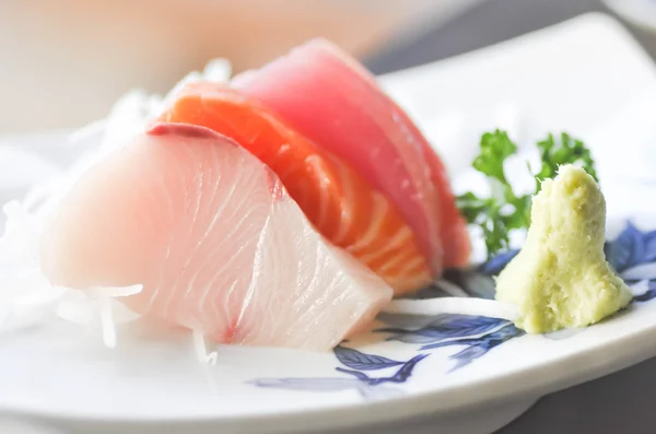 Hirame sashimi, salmón sashimi y atún sashimi — Foto de Stock