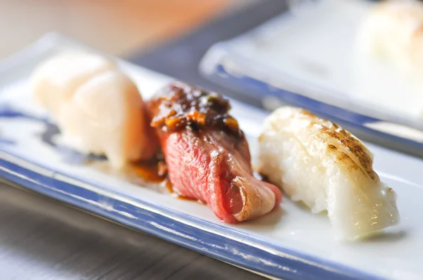 Sushi sau orez cu carne de vită la grătar și pește la grătar — Fotografie, imagine de stoc