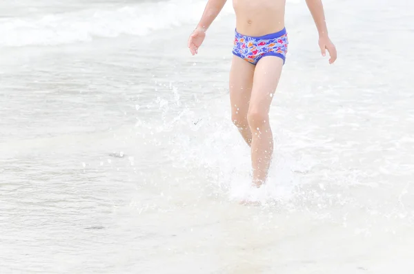 Jongen op het strand — Stockfoto