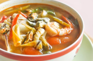Baharatlı deniz mahsulleri çorbası