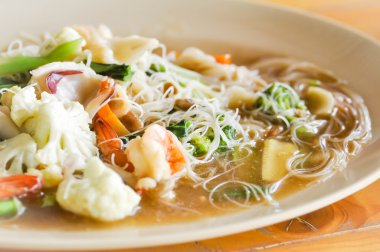 Kızarmış noodle ile domuz eti, karides ve sebze veya şehriye