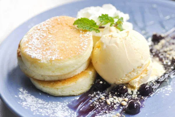 ブルーベリー ソース添えのパンケーキとバニラアイス クリーム — ストック写真