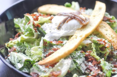 Salam ve haşlanmış yumurta ile Sezar salatası 