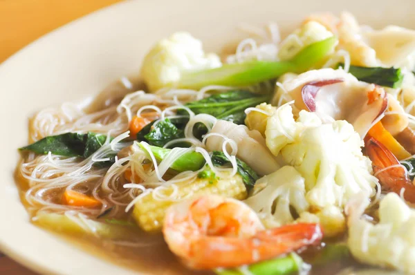 Kızarmış noodle ile domuz eti, karides ve sebze veya şehriye