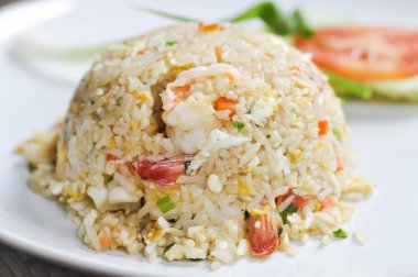 tavada kızartılmış karidesli pilav 