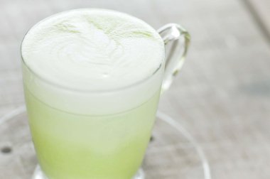 sıcak süt yeşil çay