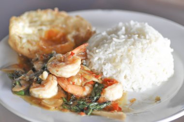 Pirinç tavada kızartılmış karides ve fesleğen ile