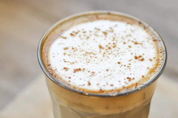 Glas heißen Cappuccino — Stockfoto