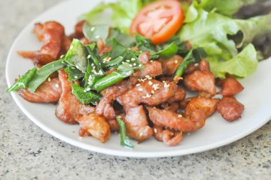 Sebze soslu kızarmış domuz eti