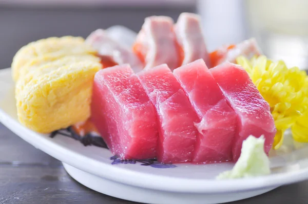 Rauwe vis of rauwe tonijn schotel, Japanse stijl — Stockfoto