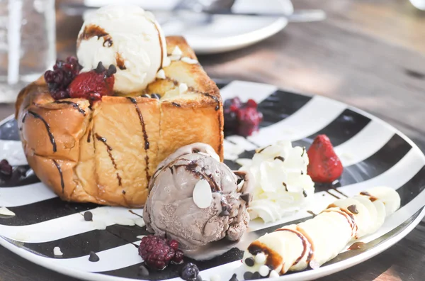 dondurma ile tost ve dut