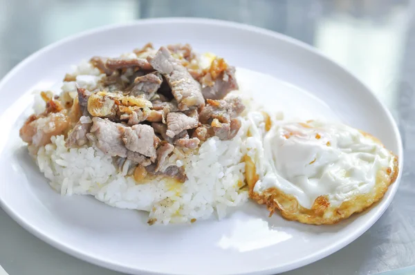 Nasi dengan daging babi goreng dengan bawang putih dan lada hitam — Stok Foto
