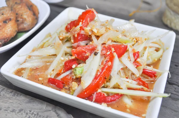 Würziger Salat oder Papayasalat, som tam in thailändischem Essen — Stockfoto