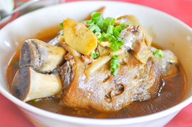 Demlenmiş Domuz eti bacak sebze ile