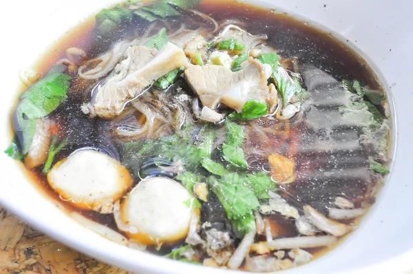 Çin noodle ile domuz eti ve köfte — Stok fotoğraf