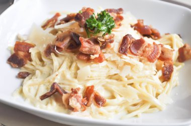 Spagetti carbonara yemek