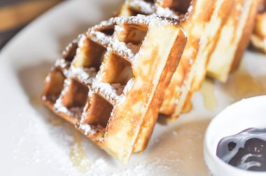 şeker ve yaban mersini sos krema ile gözleme