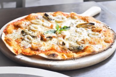 Deniz ürünleri ahşap tepsi veya ince pizza pizza